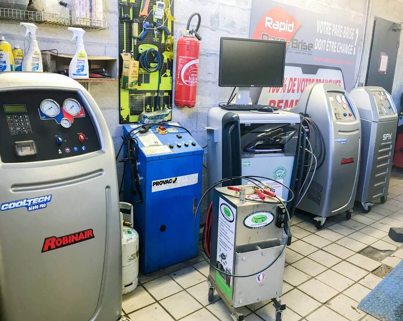 Bancs de diagnostic et station de climatisation de l’atelier